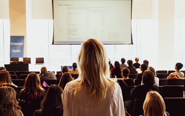 Best 7 Tips to Improve Public Speaking