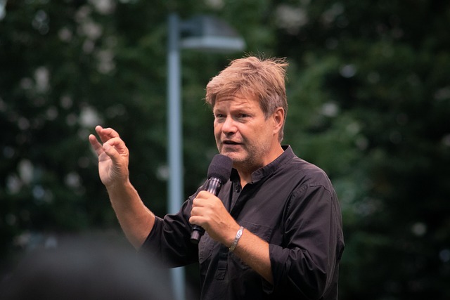 Best 7 Tips to Improve Public Speaking